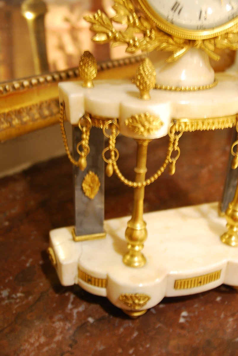 Pendule Portique En Marbre Blanc Et Bronze Doré D époque Louis XVI-photo-1