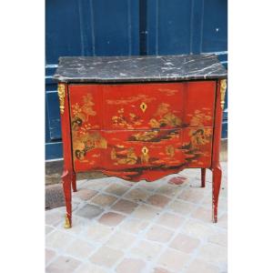 Commode En Vernis Martin à Fond Rouge  De Style Transition  XVIII