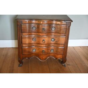 Petite commode de maitrise noyer Provence XVIII