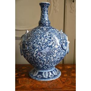 Delft , gourde bouteille à têtes de grotesques en blanc bleu , style XVIII