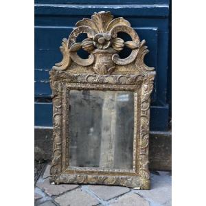 Miroir à fronton ajouréen bois sculpté doré, travail du XVIII
