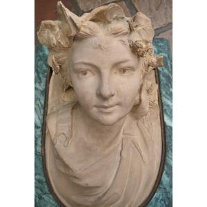Terre cuite , buste de femme à la couronne de lierre XIX