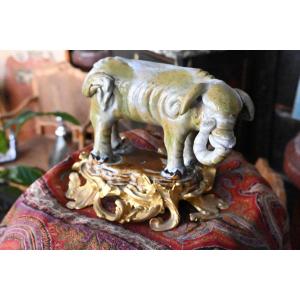 Elephant en porcelaine de la Chine , monture rocaille en bronze