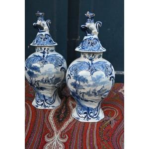 Paire de vases couverts en Delft XVIII