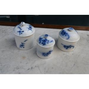 Trois pots à fard en porcelaine XVIII  Locré et Mennecy