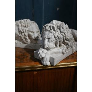 Paire de lions en marbre sculpté d après Canova , travail de la fin XIX