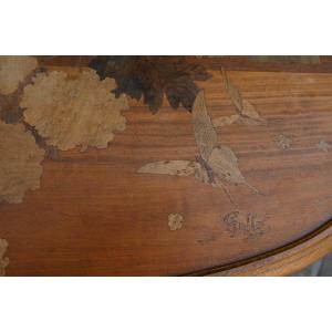 Gallé , table à thé modèle "Viorne boule de neige et papillons"