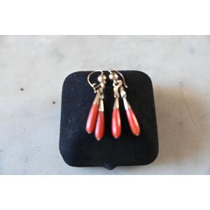 Paire de boucles d oreilles en corail et or jaune