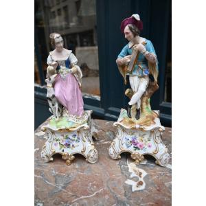 Paire de porte plume couple  deTroubadours en porcelaine Jacob Petit  XIX vers 1840