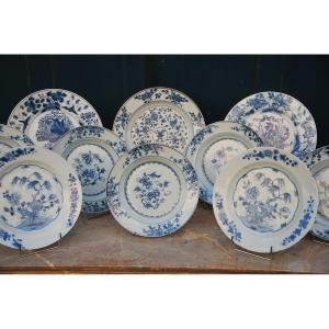 Ensemble de deux plats et plusieurs assiettes blanc bleu XVIIII