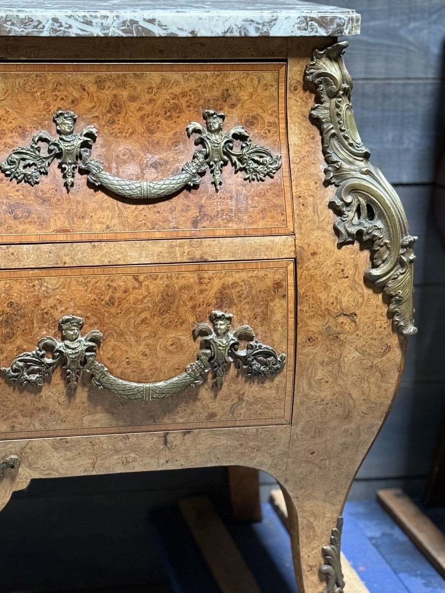 Commode Louis XV en placage de loupe de thuya, dessus marbre, garniture bronze ciselé-photo-3