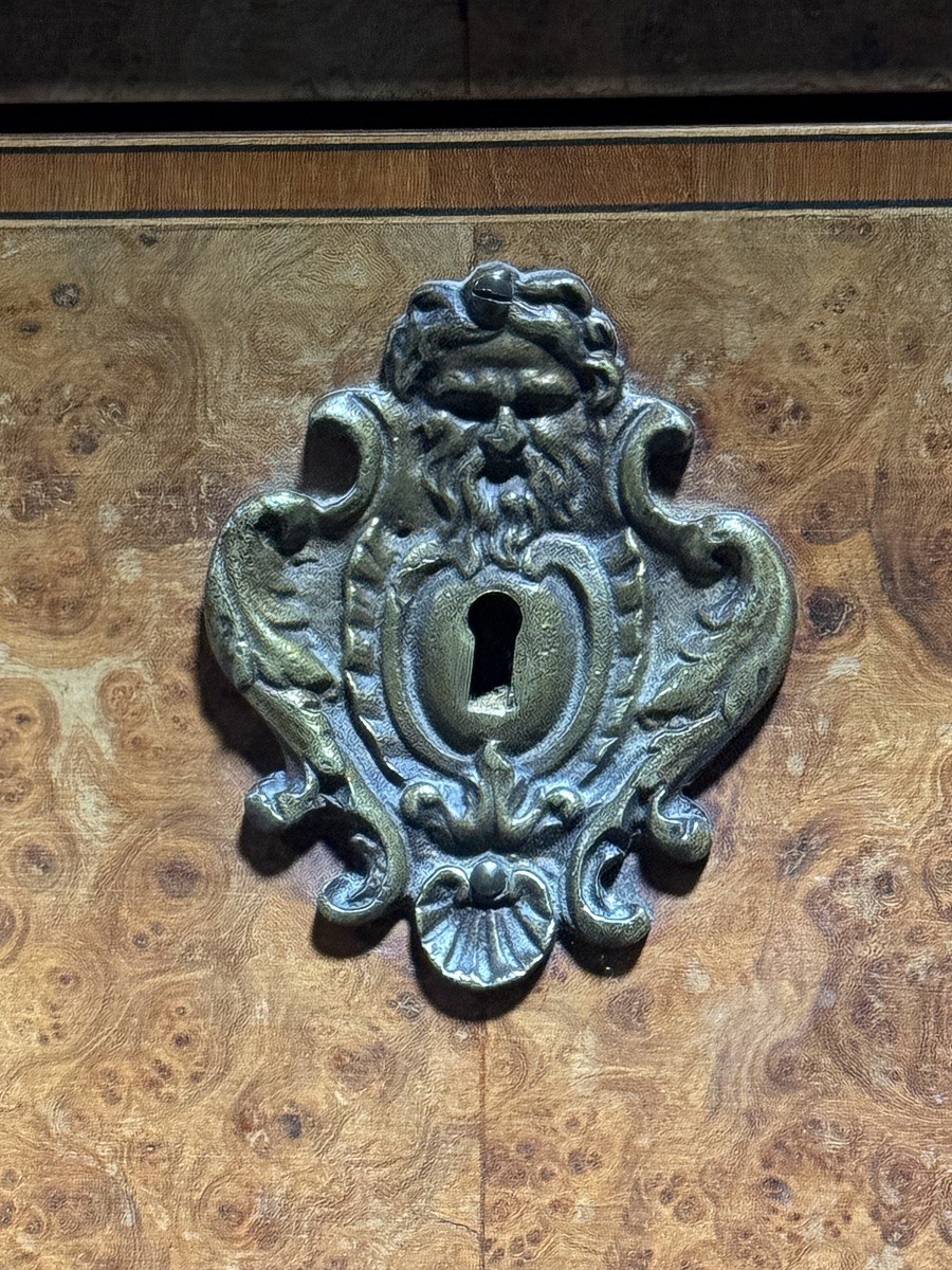 Commode Louis XV en placage de loupe de thuya, dessus marbre, garniture bronze ciselé-photo-4