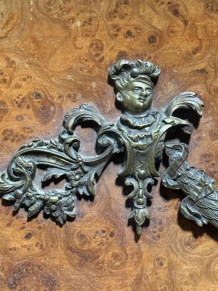 Commode Louis XV en placage de loupe de thuya, dessus marbre, garniture bronze ciselé-photo-5