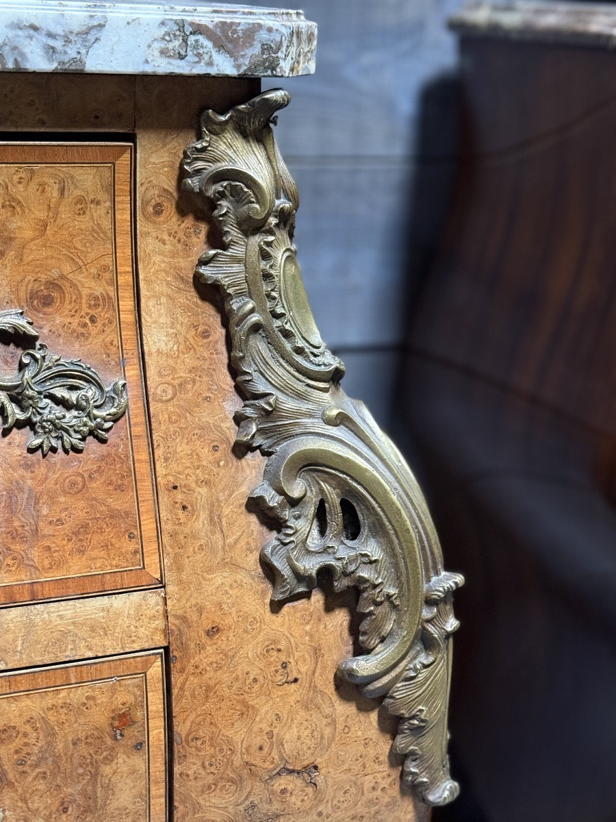Commode Louis XV en placage de loupe de thuya, dessus marbre, garniture bronze ciselé-photo-6