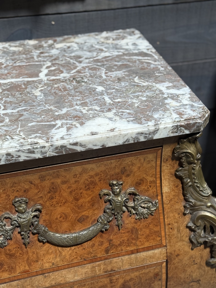 Commode Louis XV en placage de loupe de thuya, dessus marbre, garniture bronze ciselé-photo-7