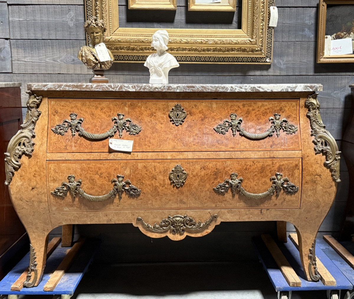 Commode Louis XV en placage de loupe de thuya, dessus marbre, garniture bronze ciselé
