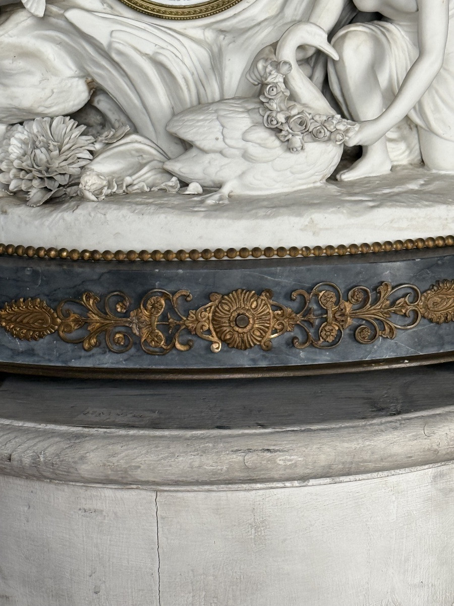 pendule en biscuit de porcelaine de Sèvres de style Louis XVI-photo-4