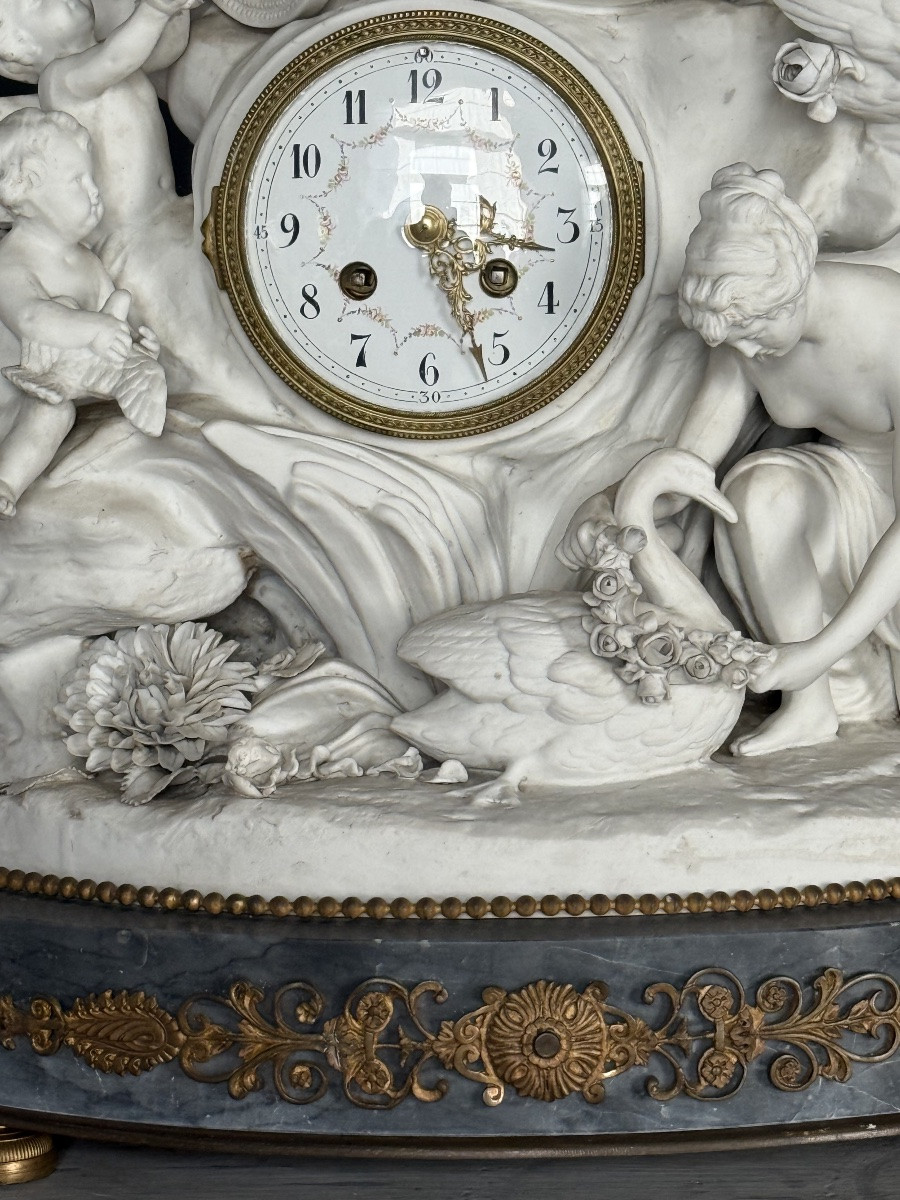 pendule en biscuit de porcelaine de Sèvres de style Louis XVI-photo-3