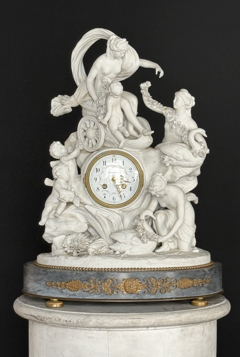 pendule en biscuit de porcelaine de Sèvres de style Louis XVI