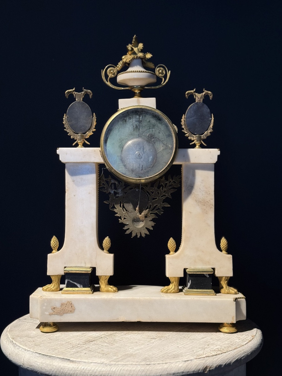Pendule d’époque LXVI en marbre blanc et bronze doré -photo-2