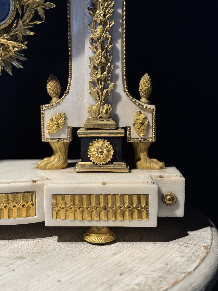 Pendule d’époque LXVI en marbre blanc et bronze doré -photo-3