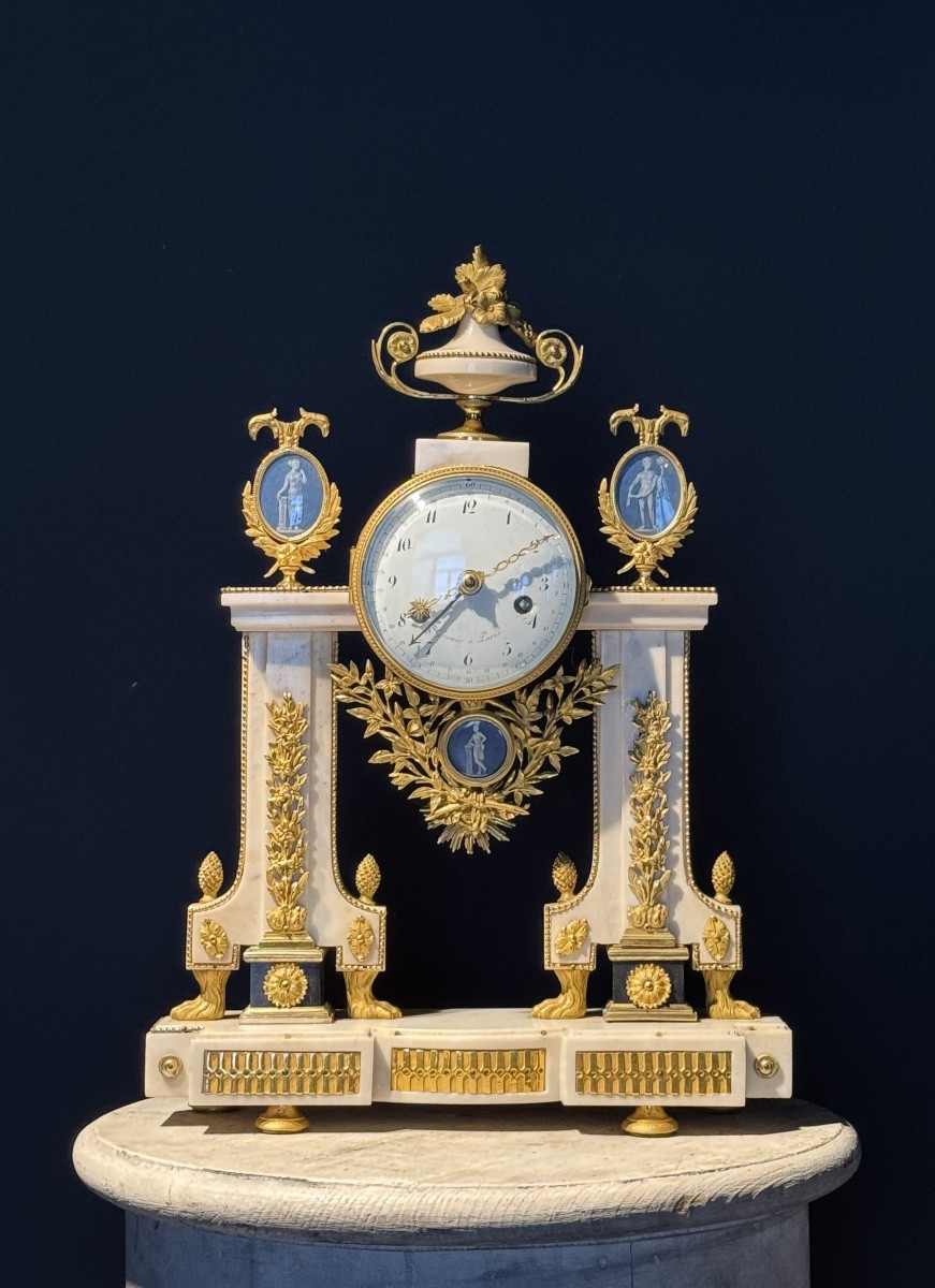 Pendule d’époque LXVI en marbre blanc et bronze doré 