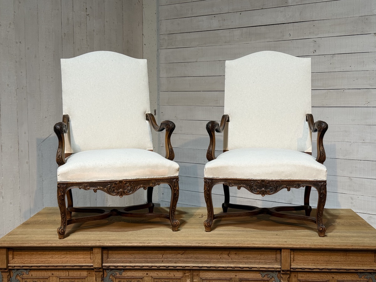 Paire de fauteuils LXV