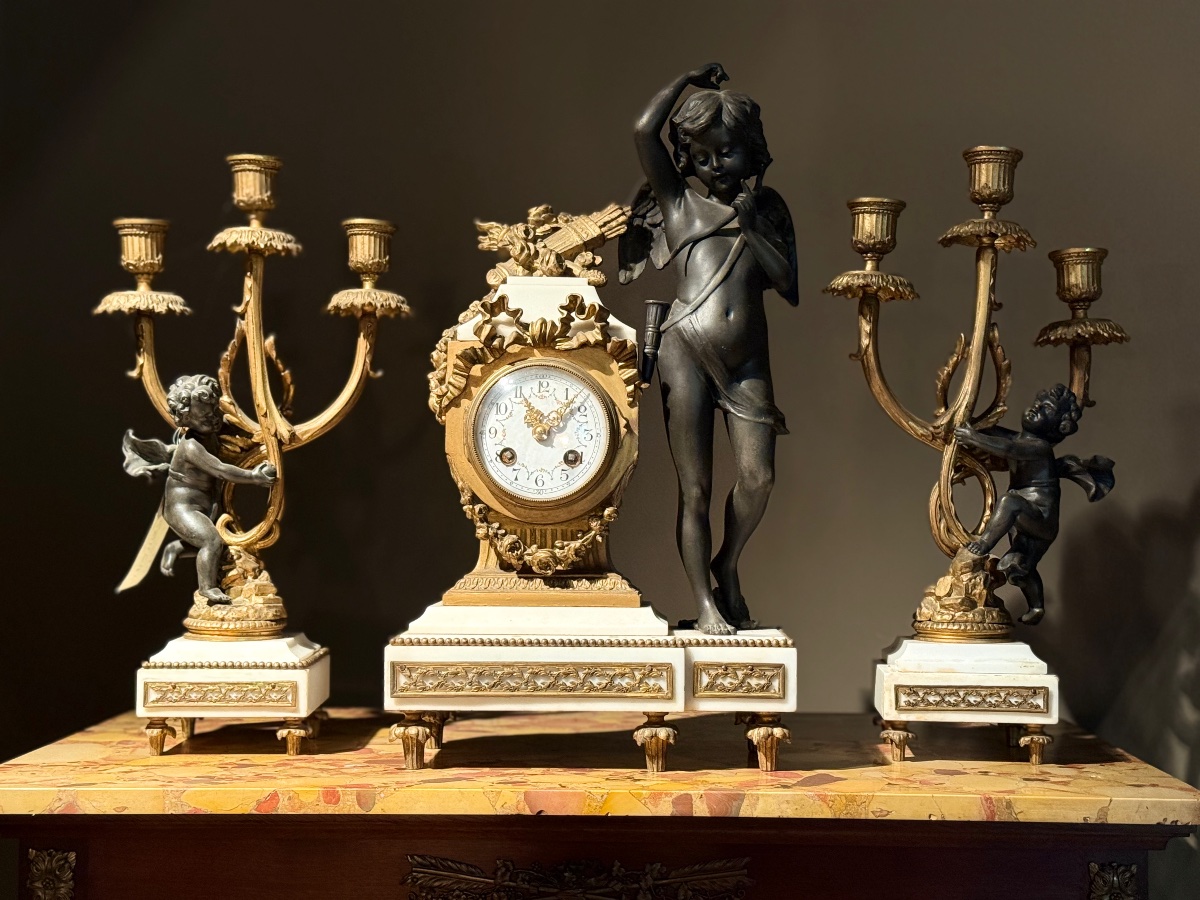 Pendule en régule & marbre avec paire de bougeoirs 