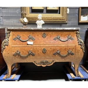 Commode Louis XV en placage de loupe de thuya, dessus marbre, garniture bronze ciselé