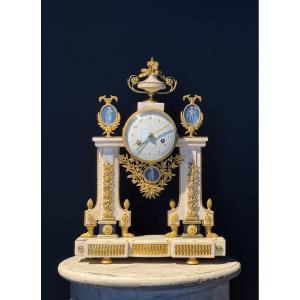 Pendule d’époque LXVI en marbre blanc et bronze doré 