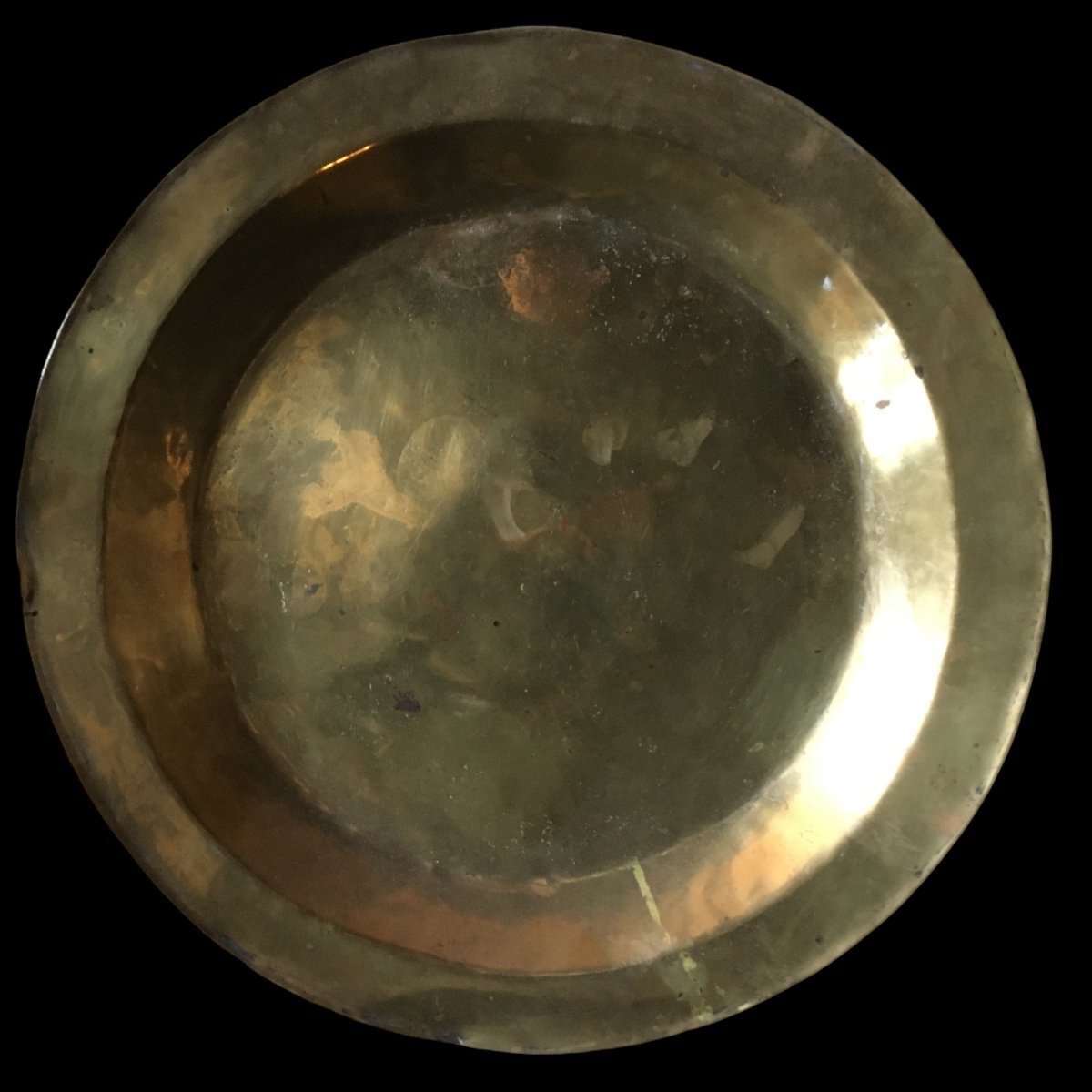 Grand Plat Creux En Lation Fondu Vers 1590. 42,5 cm diamètre 