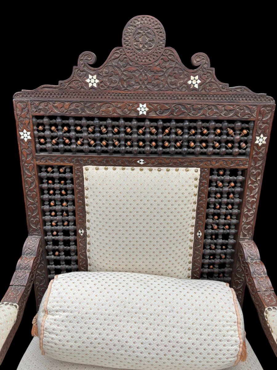 Paire De Fauteuils Sculpté Avec Incrustations d'ébène Et De Nacre. Syrie, 19ème.-photo-3