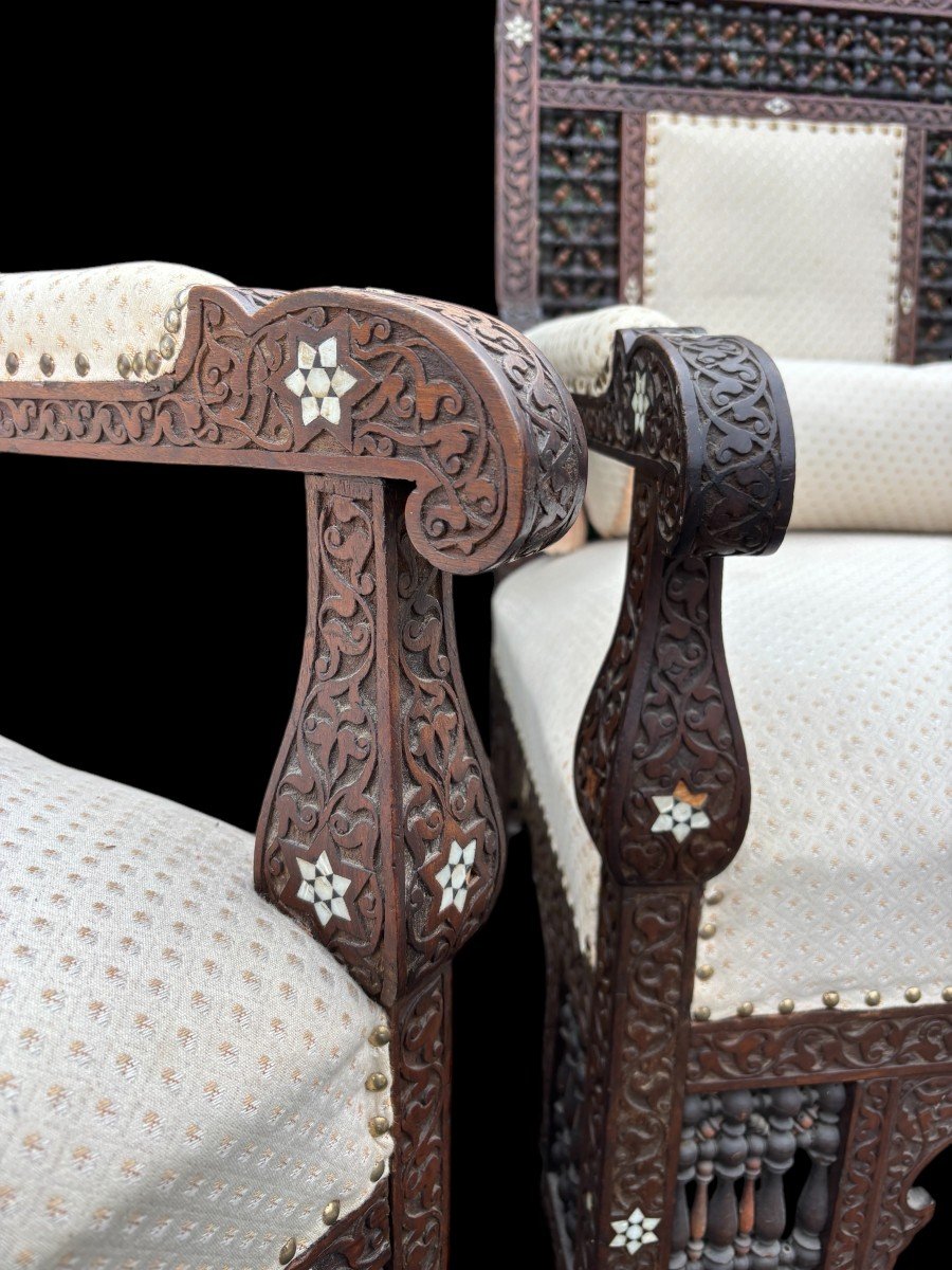 Paire De Fauteuils Sculpté Avec Incrustations d'ébène Et De Nacre. Syrie, 19ème.-photo-4