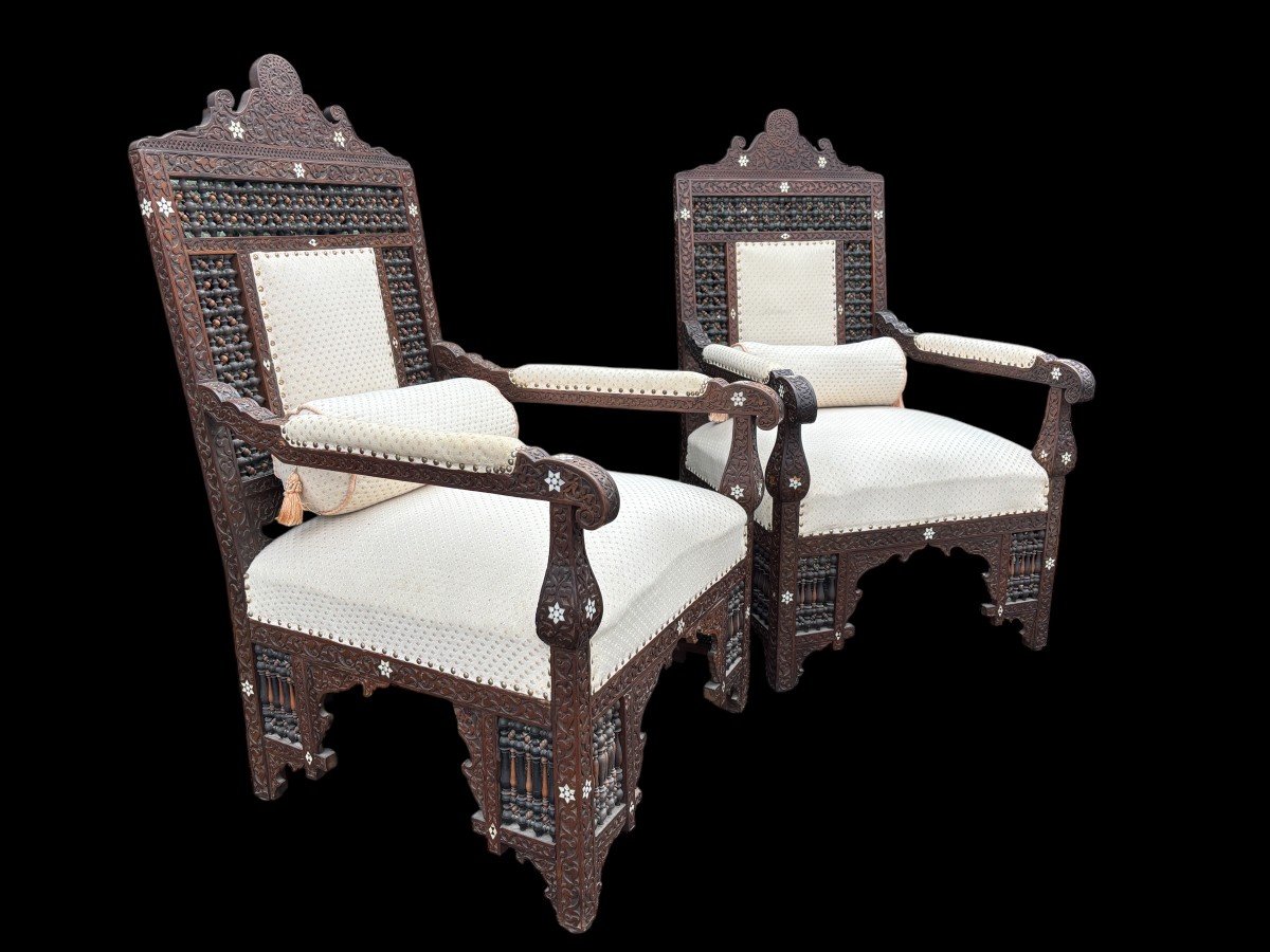 Paire De Fauteuils Sculpté Avec Incrustations d'ébène Et De Nacre. Syrie, 19ème.