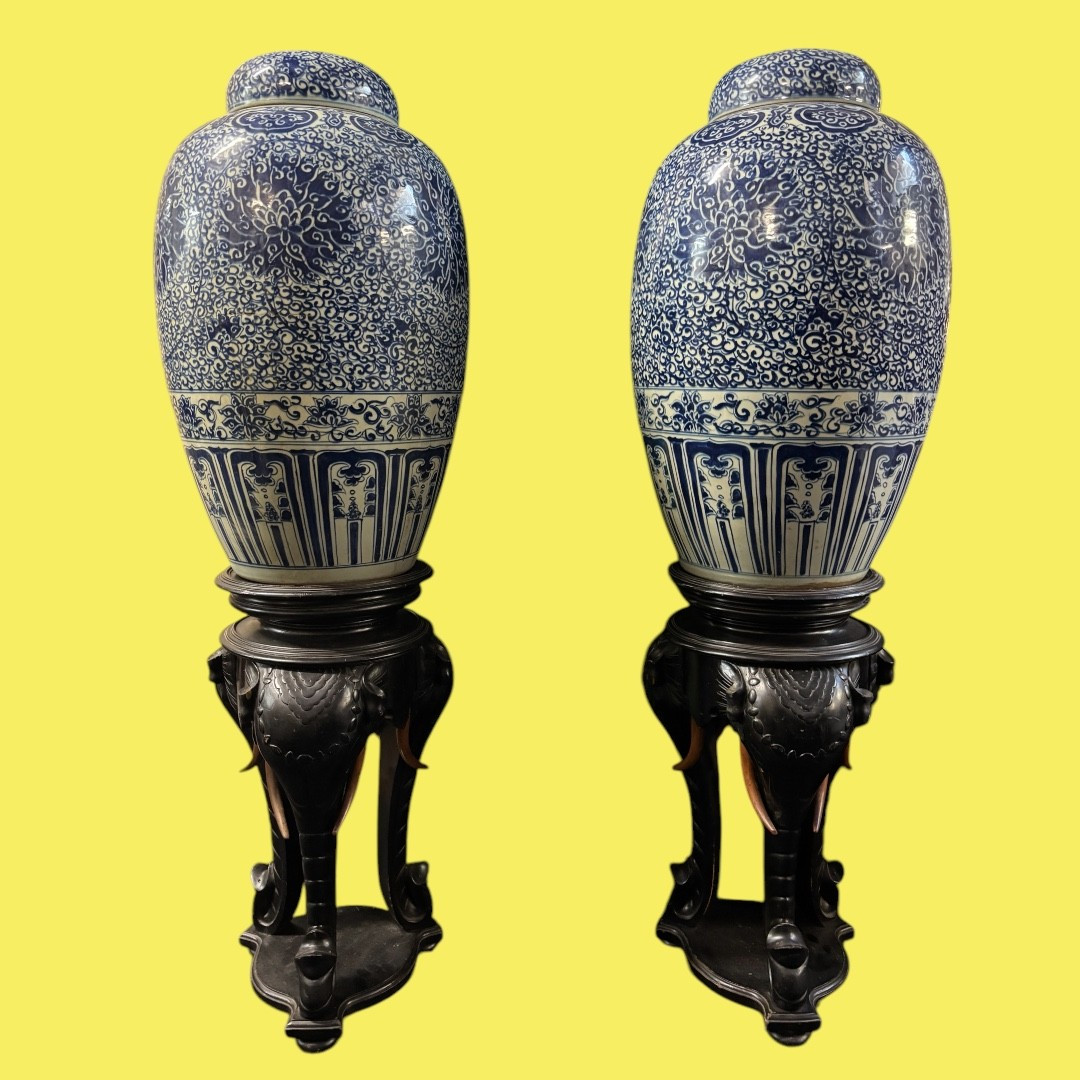 Paire De Très Grands Vases à Couvercle En Porcelaine , 20ème ( 82 Cm ).