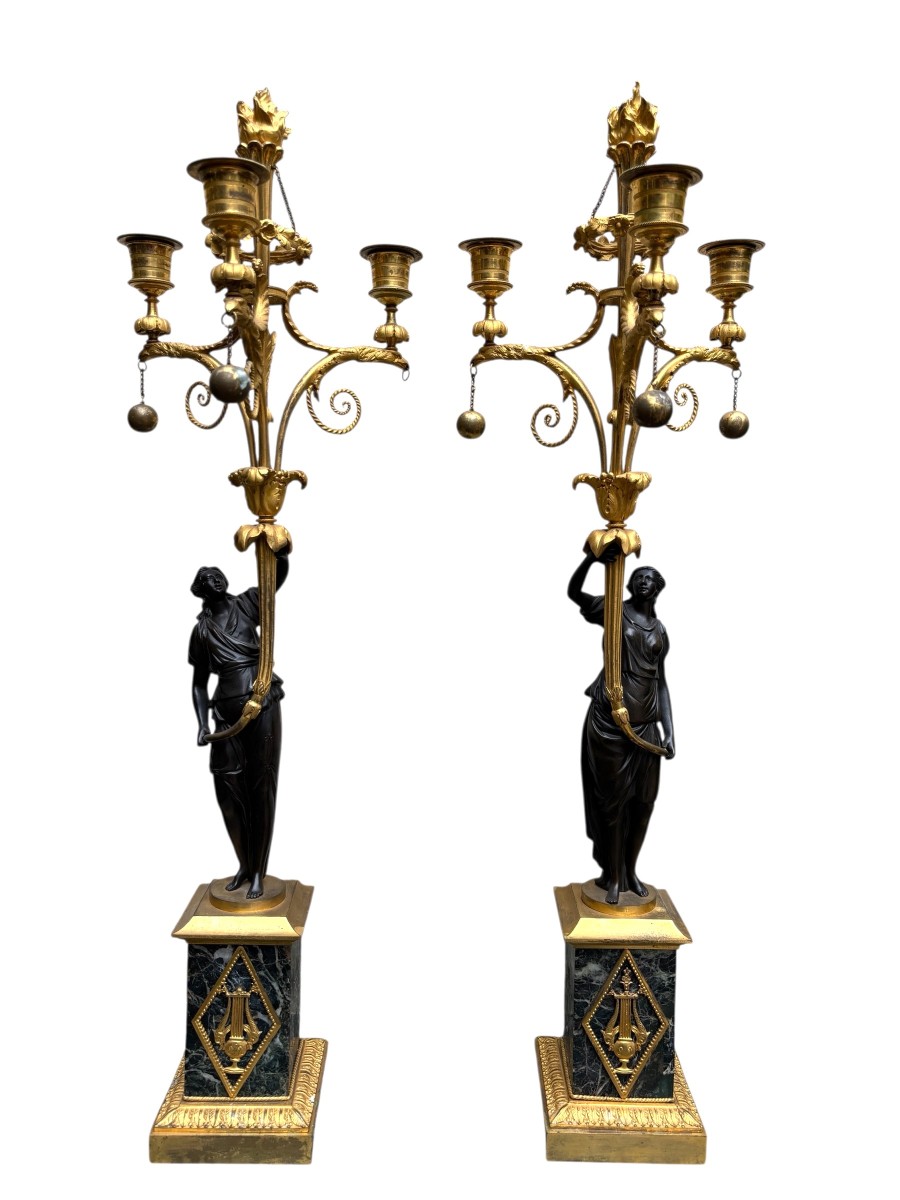 Paire De Candélabres En Bronze Ciselé , Doré et Patiné  Style Louis XVI