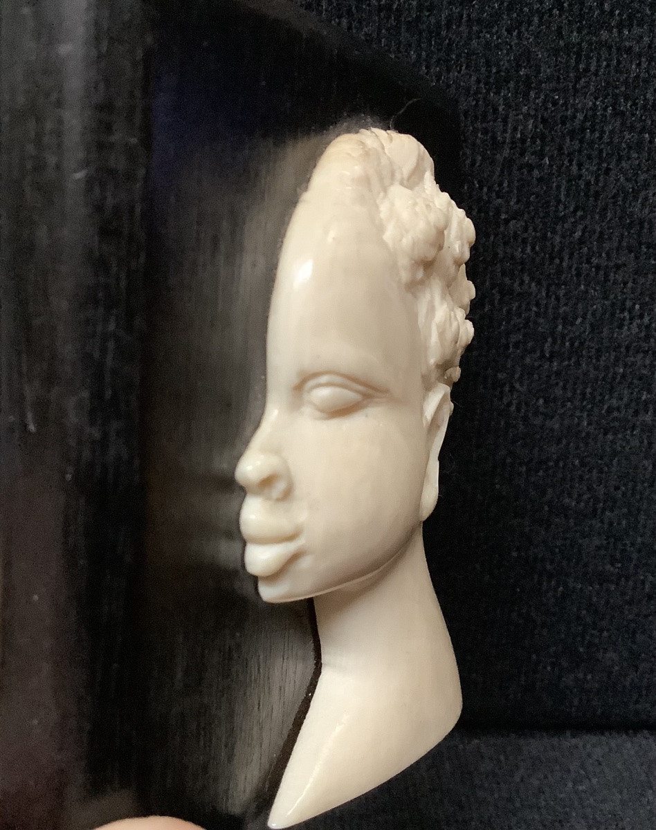 Portrait en relief en ivoire sur panneau d’ébène 1930 -photo-2