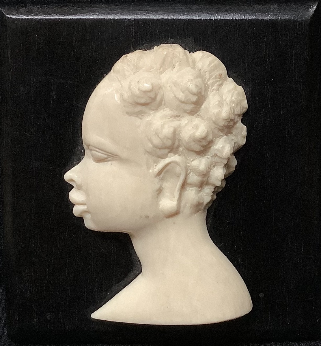 Portrait en relief en ivoire sur panneau d’ébène 1930 