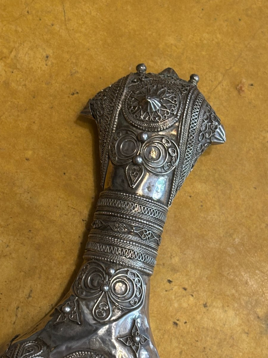 Very Finely Crafted 19th Century Omani Silver Khanjar Dagger.-photo-1