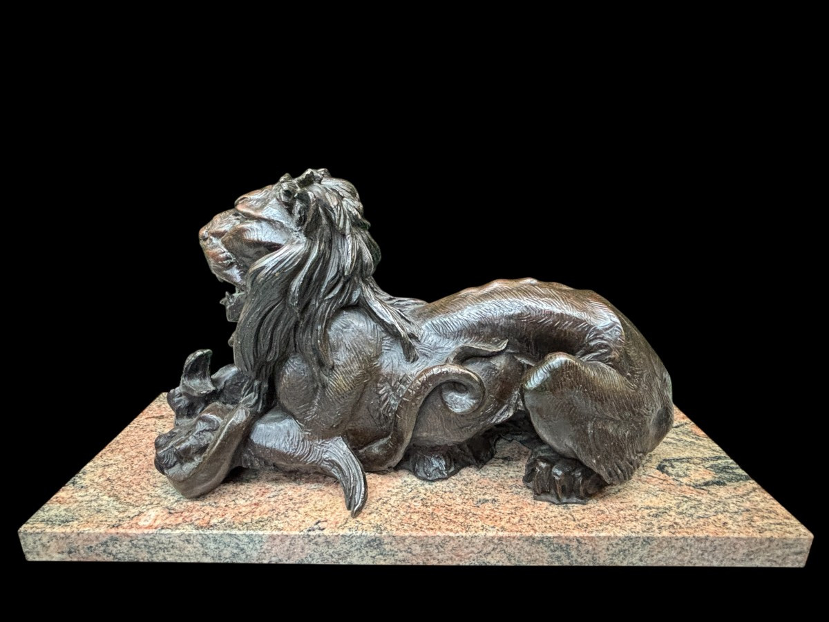 Large Bronze Sculpture "lying Lion With Prey" 19th Century.-photo-2