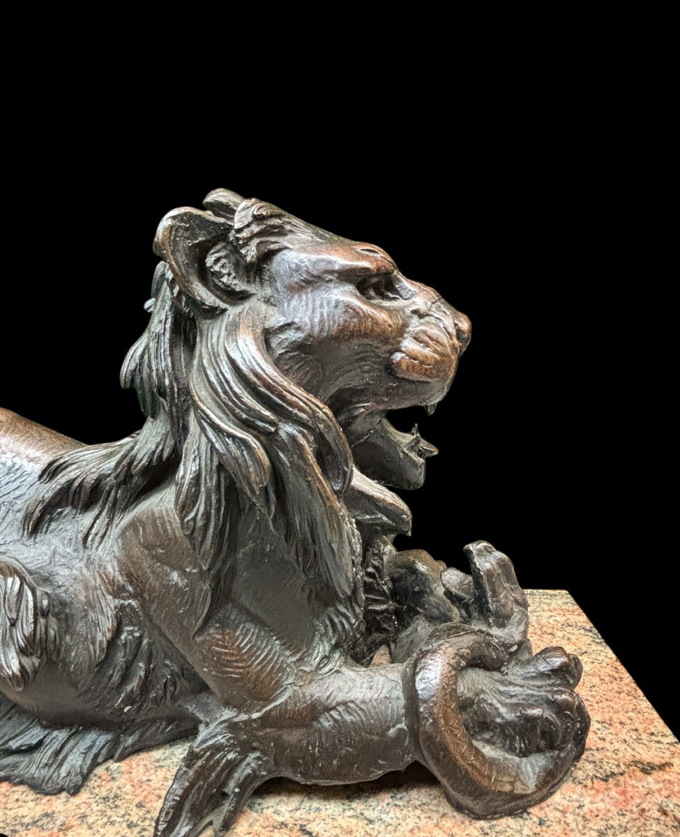 Large Bronze Sculpture "lying Lion With Prey" 19th Century.-photo-3