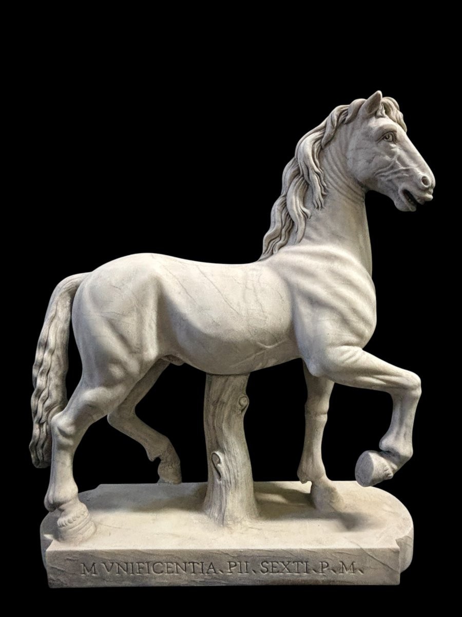 Elégante Sculpture De Cheval En Marbre Blanc 20ème.