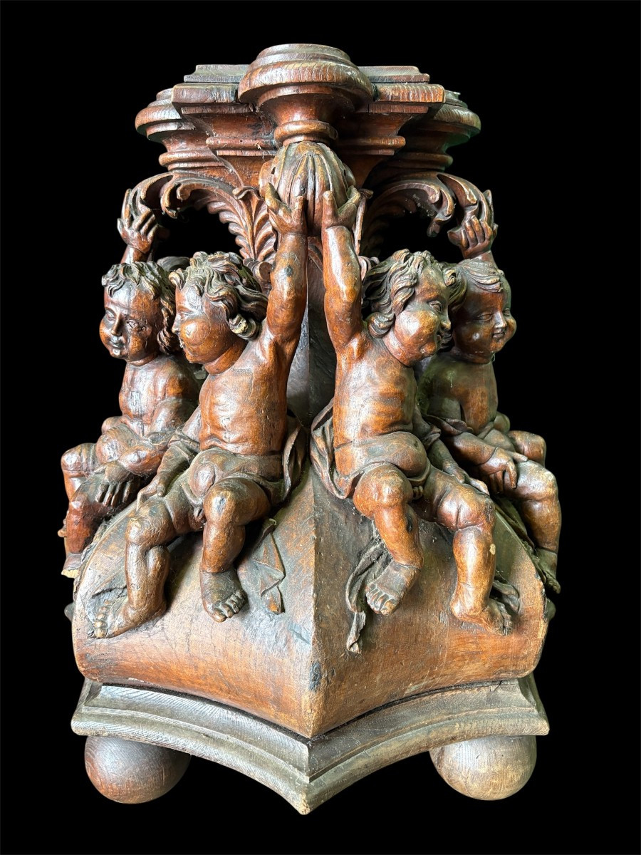 Support / socle Renaissance « 8 putti » en chêne du XVIIe siècle.