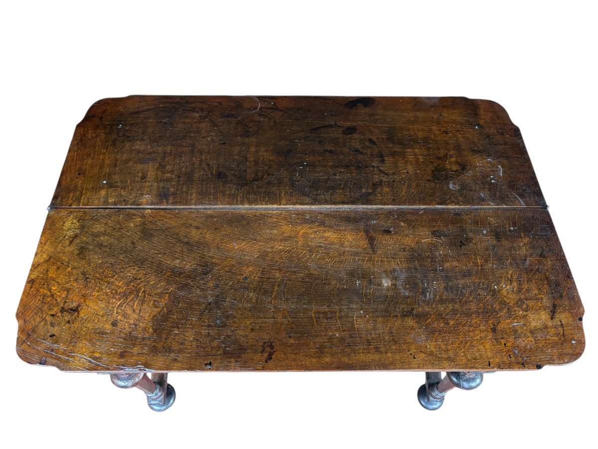 Table pliante en noyer du 17e siècle.-photo-1