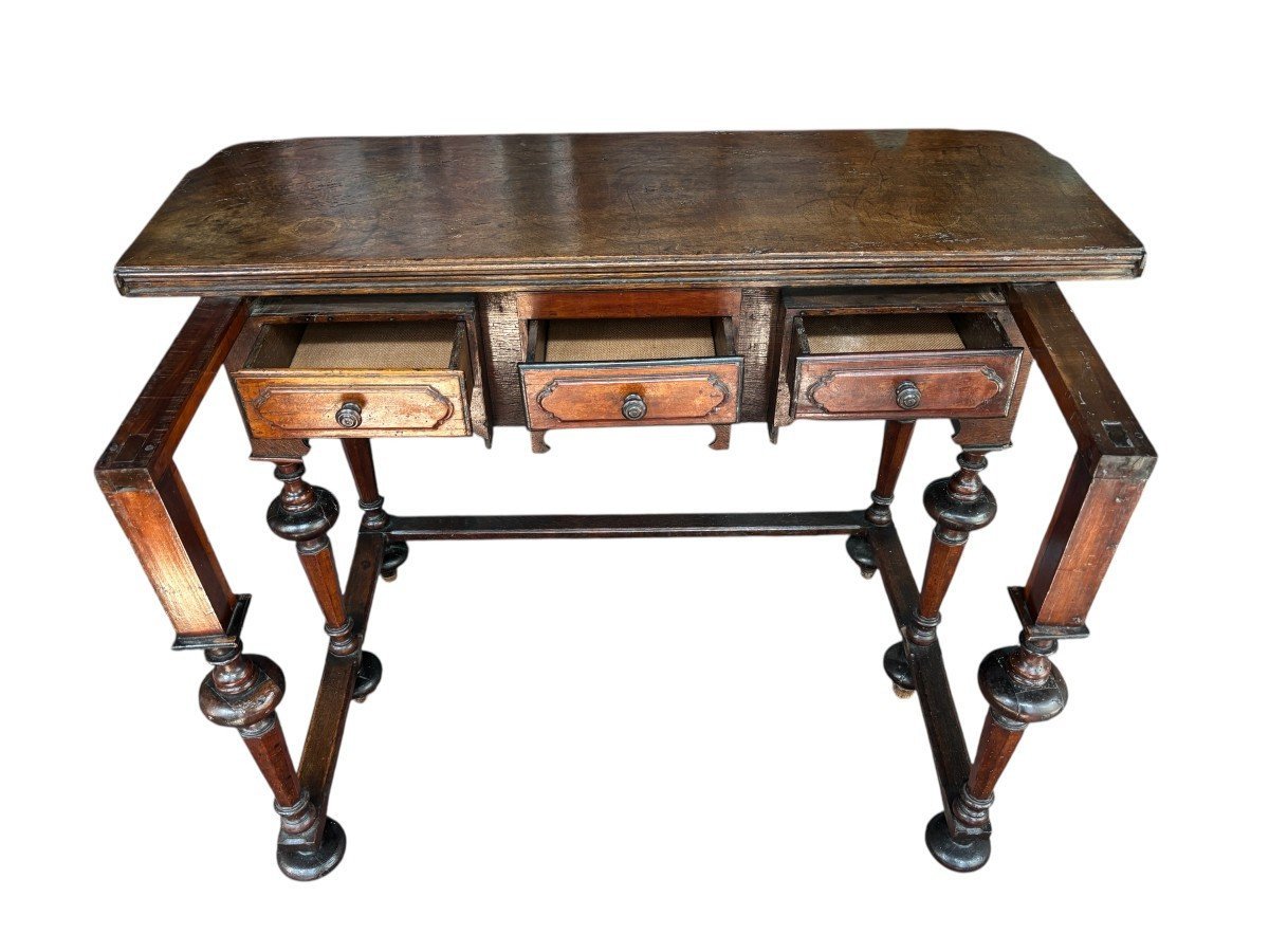 Table pliante en noyer du 17e siècle.-photo-4