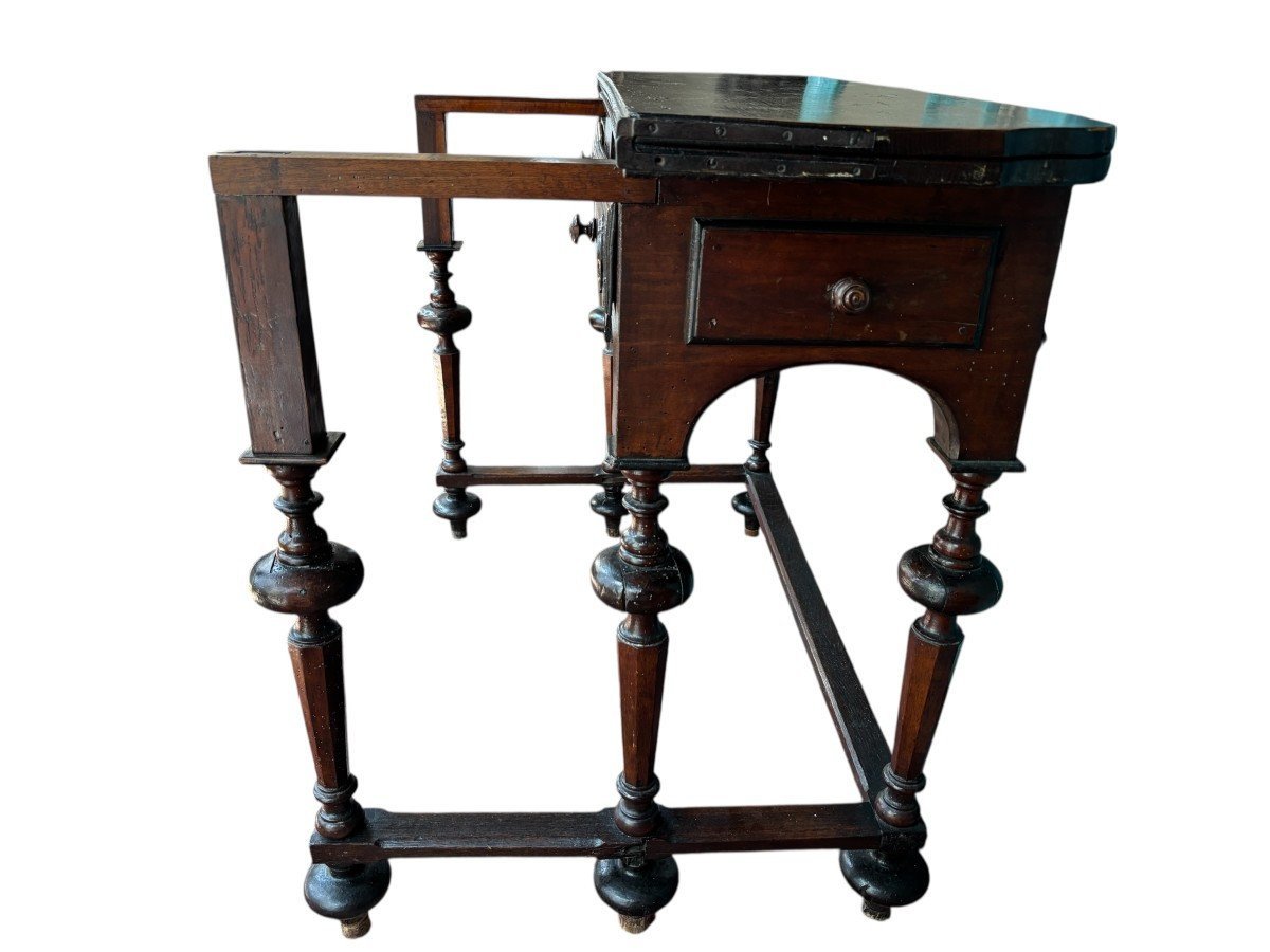 Table pliante en noyer du 17e siècle.-photo-6