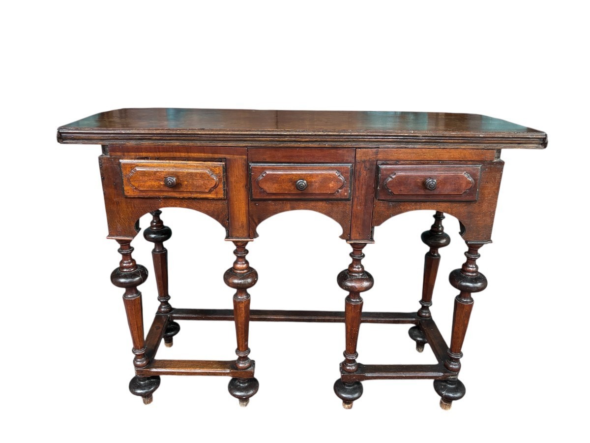 Table pliante en noyer du 17e siècle.