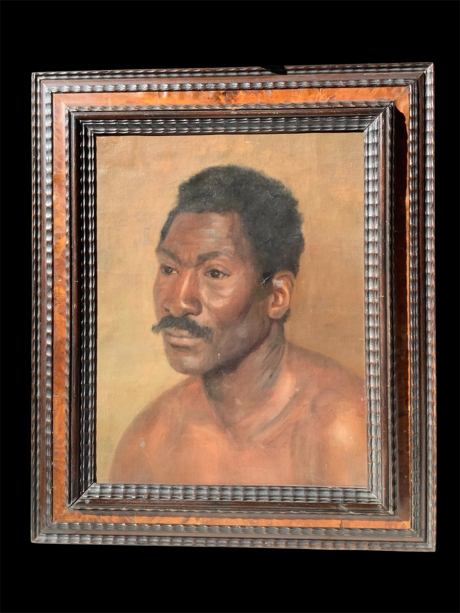 Portrait d’un homme moustachu originaire d’Asie du Sud-Est.-photo-2