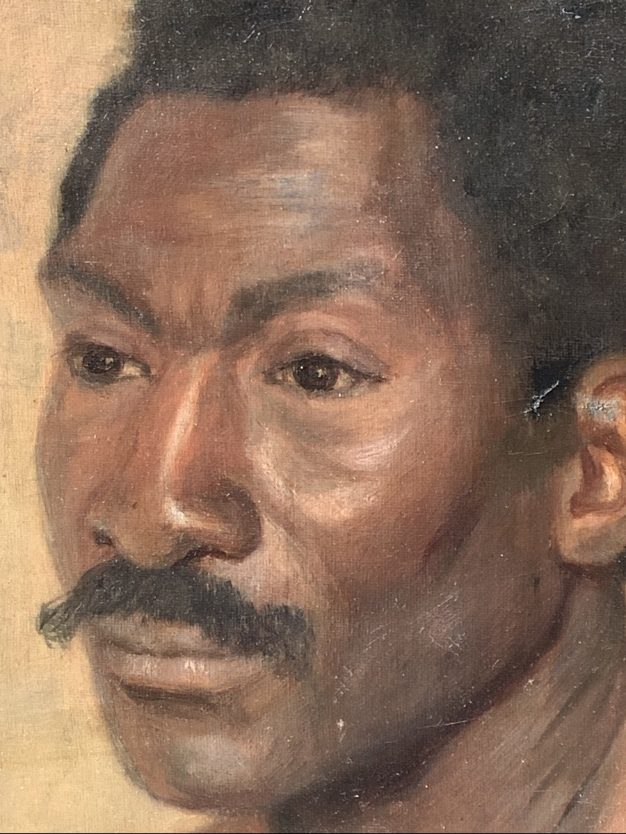 Portrait d’un homme moustachu originaire d’Asie du Sud-Est.-photo-5