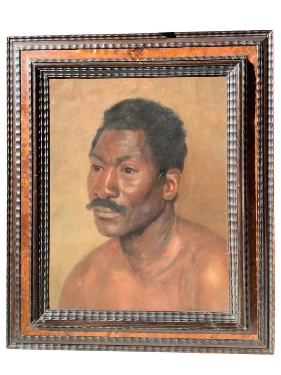 Portrait d’un homme moustachu originaire d’Asie du Sud-Est.
